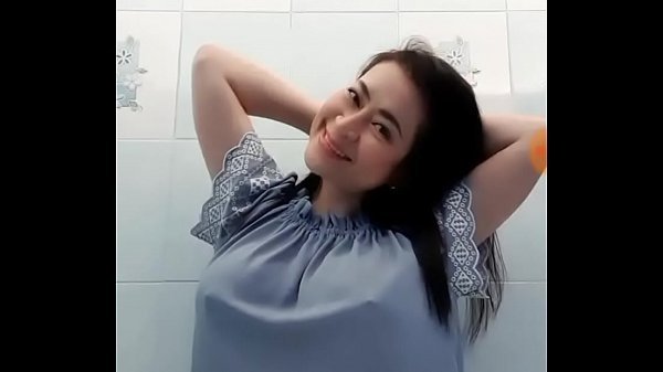 Vietnamese girl dance like a horny cock sucker